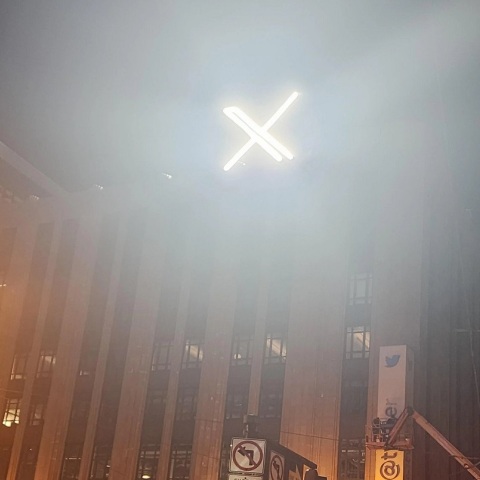 Η εκτυφλωτική πινακίδα στα γραφεία του Twitter στο Σαν Φρανσίσκο