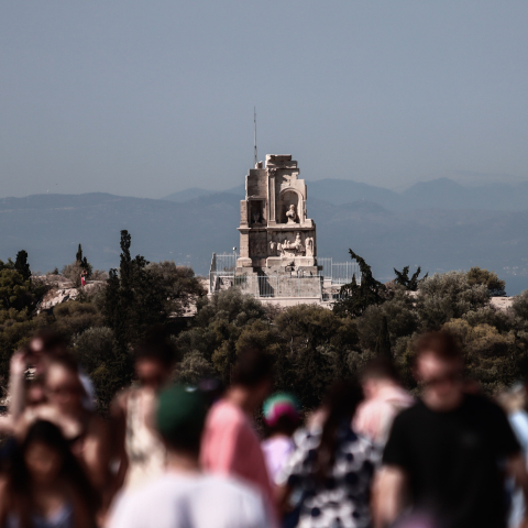 Καύσωνας στην Αθήνα - Τουρίστες στου Φιλοπάππου