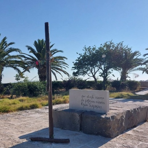  Άγνωστοι έσπασαν τον σταυρό στον τάφο του Νίκου Καζαντζάκη