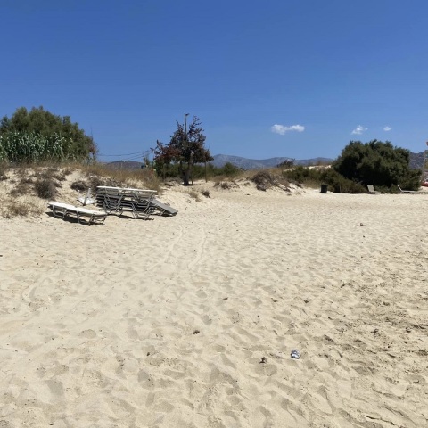 Μαζεμένες ξαπλώστρες στην Πλάκα της Νάξου