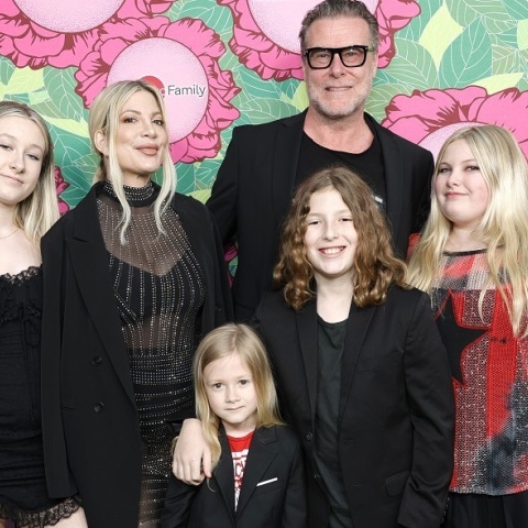 H Tori Spelling, ο πρώην σύζυγός της και τέσσερα από τα πέντε παιδιά τους