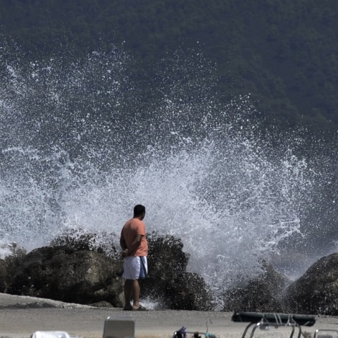 Κύματα σε παραλία