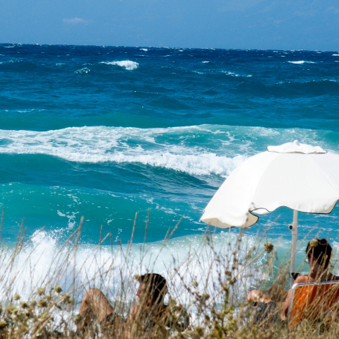 Κύματα σε παραλία