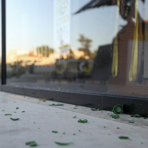 Σπασμένα γυαλιά έξω από την OPAP Arena, μετά την επίθεση από τους Κροάτες χούλιγκαν