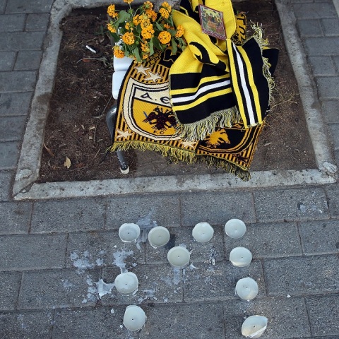 Κεράκια και κασκόλ της ΑΕΚ στο σημείο της δολοφονίας του 29χρονου στη Νέα Φιλαδέλφεια