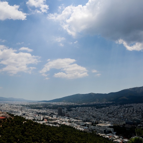 Σύννεφα πάνω από την Αθήνα