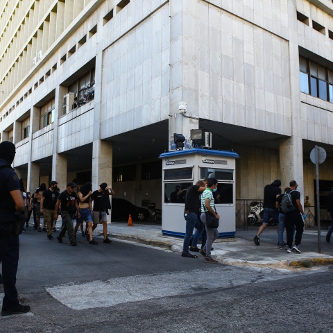 Mεταγωγή των 104 συλληφθέντων για τα επεισόδια στη Νέα Φιλαδέλφεια