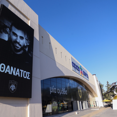 Το πρόσωπο του Μιχάλη Κατσουρή έξω από την OPAP Arena