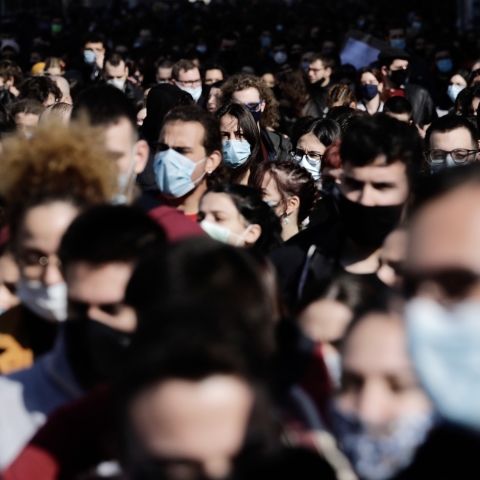 Άνθρωποι φορούν μάσκες