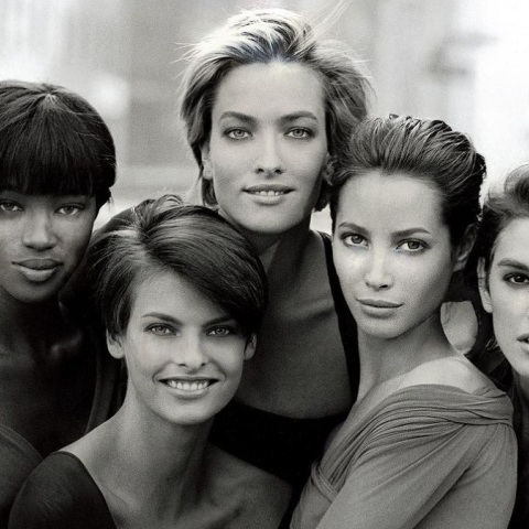  Ναόμι Κάμπελ, Κρίστι Τέρλινγκτον, Λίντα Εβαντζελίστα, Τατιάνα Πάτιτζ και Σίντι Κρόφορντ φωτογραφήθηκαν μαζί από τον Πίτερ Λίντμπεργκ για το εξώφυλλο της Vogue τον Ιανουάριο του 1990