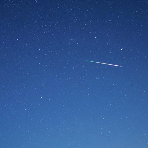 Ένα μετέωρο από βροχή Περσείδων στο ίδιο πλαίσιο με τον γαλαξία της Ανδρομέδας, τον κοντινότερο σπειροειδή γαλαξία με τον δικό μας Γαλαξία. Στα αριστερά βρίσκονται τα αστέρια του αστερισμού του Περσέα