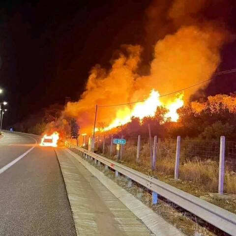 Φωτιά που ξεκίνησε από ΙΧ κοντά στη Νέα Πέραμο
