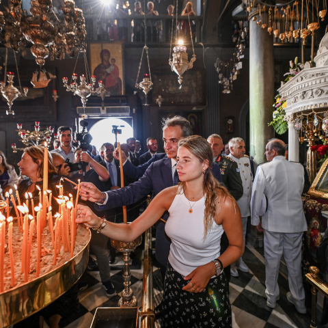 Ο Κυριάκος Μητσοτάκης με την κόρη του, Δάφνη, στην Παναγία της Τήνου
