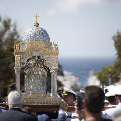 Λιτανεία της εικόνας της Παναγιάς στην Τήνο