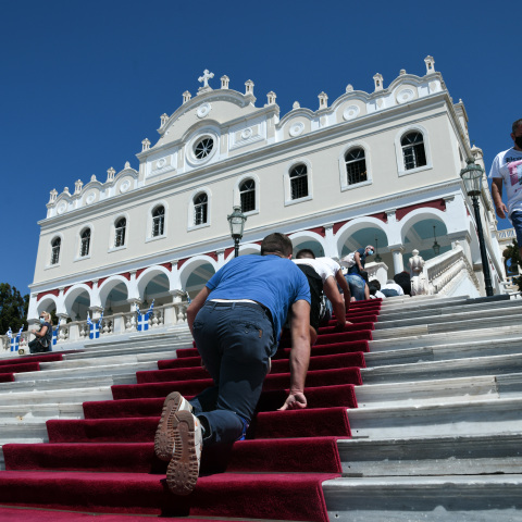 Το προσκύνημα της Παναγιάς στην Τήνο