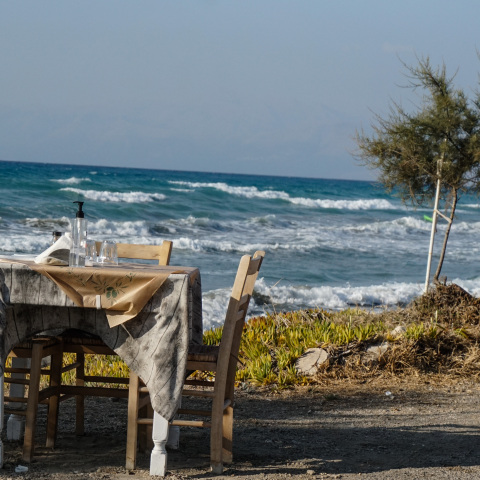 Τραπεζάκι ταβέρνας δίπλα στη θάλασσα
