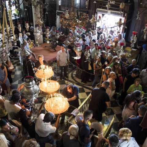 Μέσα στον Ιερό Ναό της Παναγιάς της Τήνου τον Δεκαπενταύγουστο