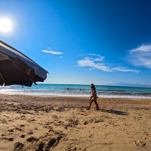 Καλοκαιρινή εικόνα σε παραλία στην Κέρκυρα