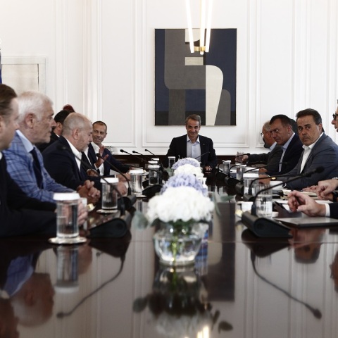 Σύσκεψη στο Μαξίμου του Κυριάκου Μητσοτάκη με Big-4 και πρόεδρο UEFA για την οπαδική βία