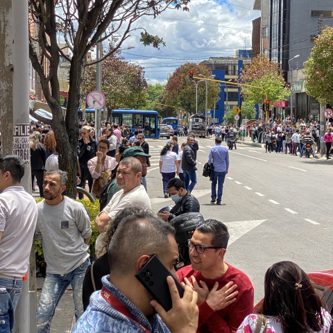 Κάτοικοι στους δρόμους της Μπογκοτά μετά τον ισχυρό σεισμό