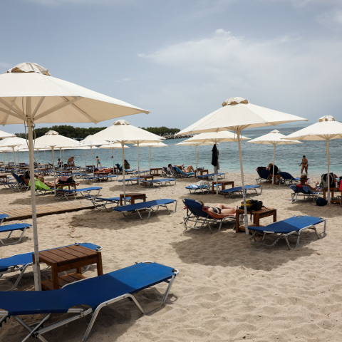 Ξαπλώστρες σε beach bar