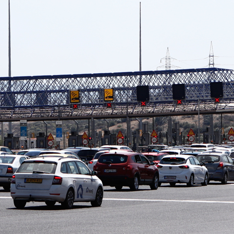 Κίνηση στα διόδια Ελευσίνας λόγω φωτιάς σε βυτιοφόρο στην Αθηνών-Κορίνθου