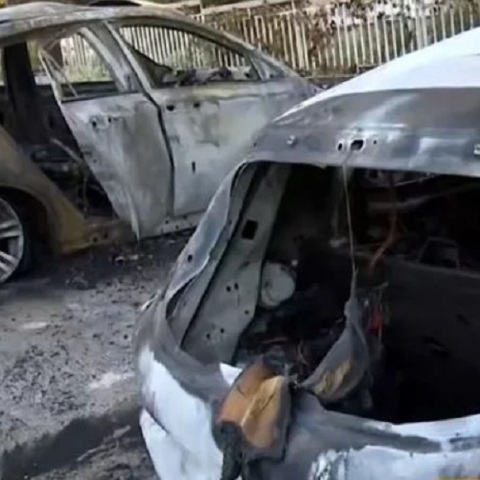 Καλαμαριά: Κάηκαν δύο ΙΧ - Εκτεταμένες ζημιές και σε τρίτο όχημα