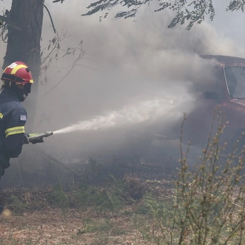 Φωτιά τώρα στην Καβάλα: Τραυματίστηκαν δύο πυροσβέστες 