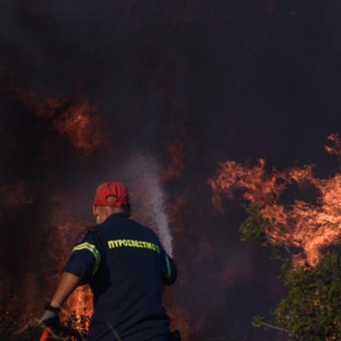 Φωτιά στην Αλεξανδρούπολη: Απεγκλωβίστηκαν διά θαλάσσης 43 άτομα