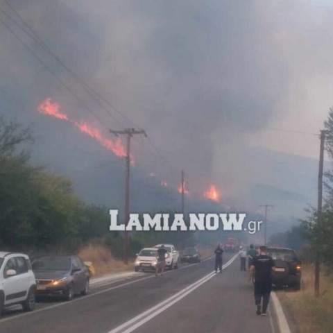 Φωτιά τώρα στη Μακρακώμη: Εντολή εκκένωσης στο χωριό Βίτωλη