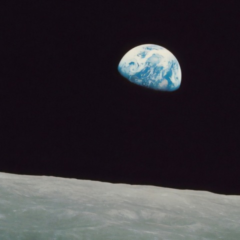 Σαν σήμερα η πρώτη φωτογραφία της Γης από τη Σελήνη