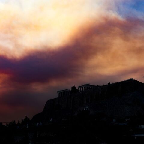 Καπνός έχει καλύψει τον αττικό ουρανό ©Theodore Manolopoulos/ SOOC