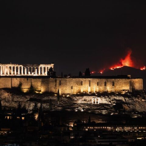 Φλόγες πίσω από την Ακρόπολη ©Andrea Bonetti / SOOC