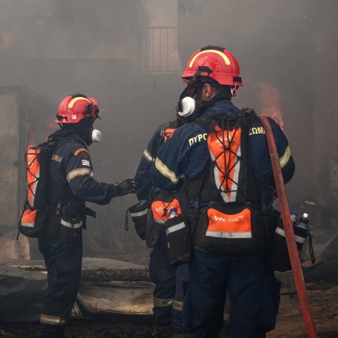 Φωτιά στη Φυλή: Eγγονός έσωσε τη γιαγιά του από το σπίτι της που κάηκε