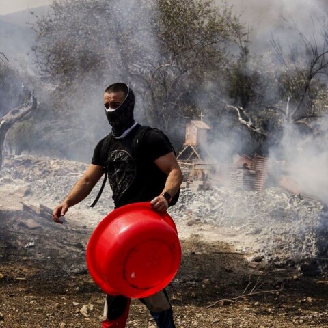 Άνιση μάχη με τις φλόγες στο Μενίδι ©Giannis Boziaris / SOOC