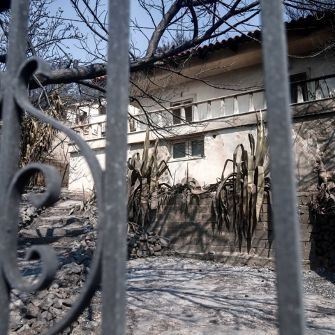 Κάγκελα και περίβολος σπιτιού γεμάτα στάχτη και αποκαΐδια στην Αγία Παρασκευή