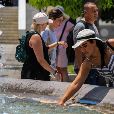 Καιρός σήμερα: Στους 38 βαθμούς η θερμοκρασία τη Δευτέρα