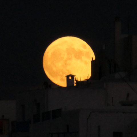 Η μπλε Πανσέληνος από διάφορες γωνιές της Ελλάδας