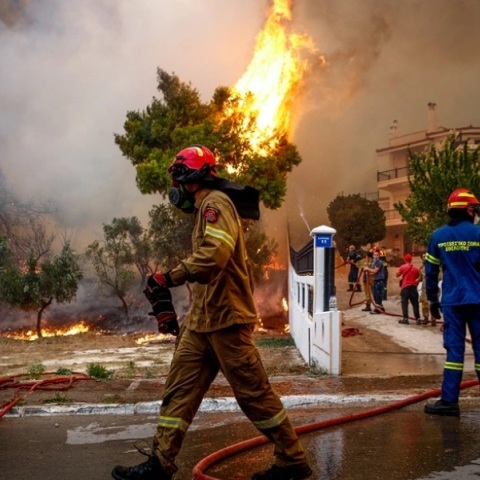 Φωτιές: «Μάχη» με 68 πυρκαγιές σε όλη τη χώρα