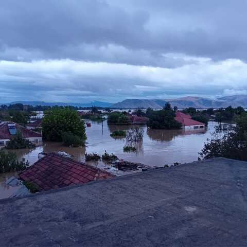 To νερό έφτασε μέχρι τις στέγες των σπιτιών στη Μεταμόρφωση Καρδίτσας