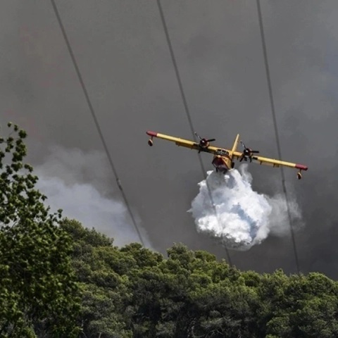 Εναέρια μέσα επιχειρούν σε φωτιά