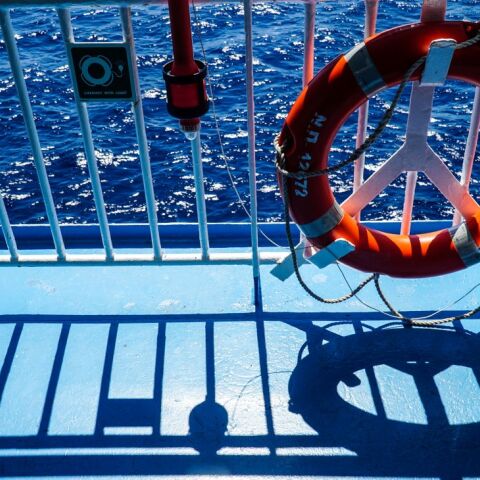 Γυναίκα έπεσε στη θάλασσα της Τήνου ενώ επιβιβαζόταν σε πλοίο