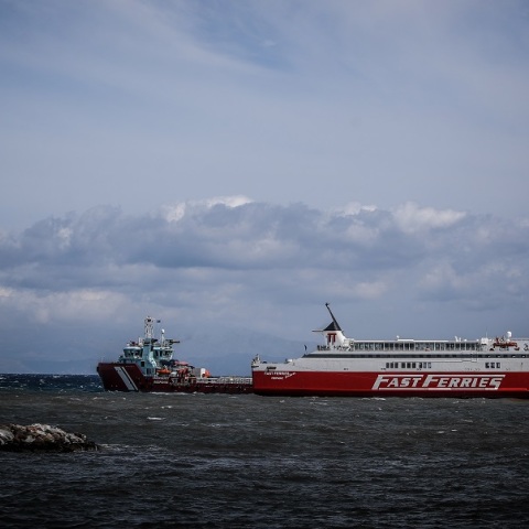 Fast Ferries Andros: Ανοιχτά της Ραφήνας ακινητοποιημένο και δεμένο