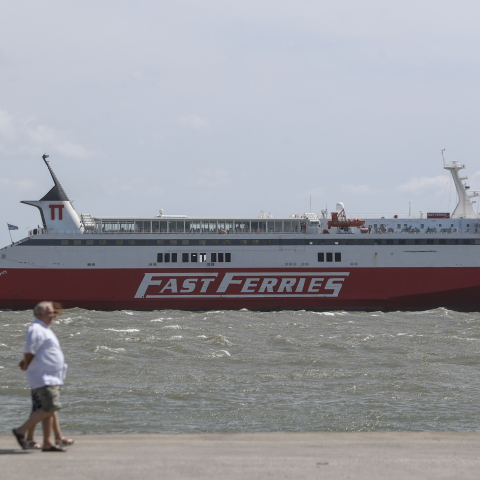 Ταλαιπωρία έξω από το λιμάνι της Ραφήνας για τους επιβάτες του «Fast Ferries Andros»