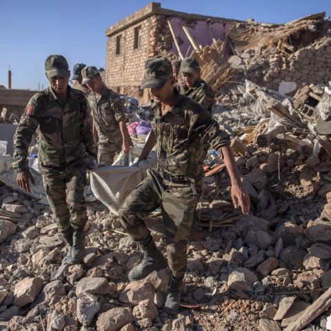 Στρατιώτες απεγκλωβίζουν ανθρώπους από τα χαλάσματα στο Μαρόκο