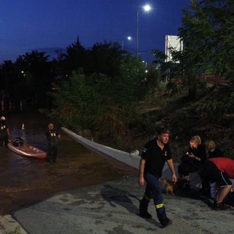 Διάσωση με λέμβους στη Λάρισα