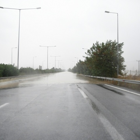 Πλημμυρισμένη Εθνική Οδός Θεσσαλονίκης - Αθήνας κοντά στα διόδια Μοσχοχωρίου