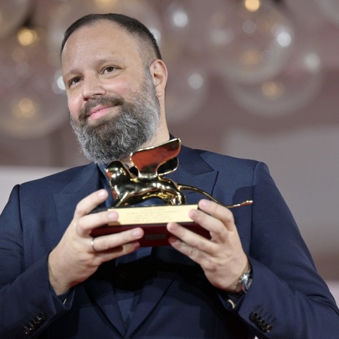 Ο Γιώργος Λάνθιμος με τον Χρυσό Λέοντα