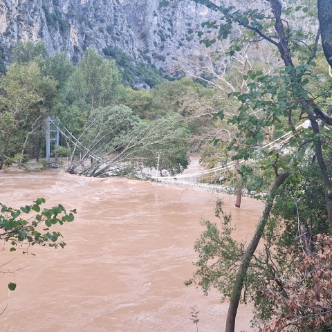Σκεπάστηκε από τα νερά η Γέφυρα Τεμπών
