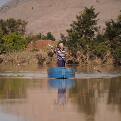 O 80χρονος Κώστας Τατσιόπουλος έσωσε πολλούς με τη βάρκα του © Nick Paleologos / SOOC